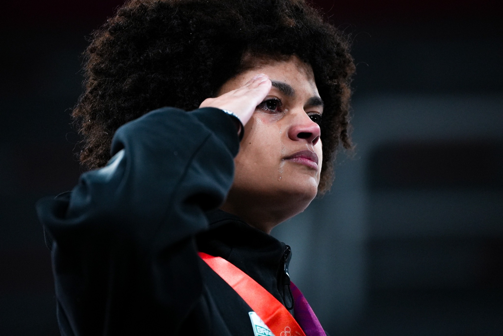 Bia Bulcão prestando continência nos Jogos Sul-Americanos