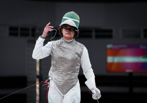 Bia Bulcão em uniforme de esgrima durante o Mundial Militar