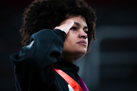 Bia Bulcão prestando continência após conquista do ouro nos Jogos Sul-Americanos